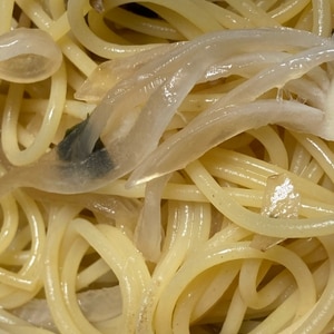 お茶漬けの素で簡単！ツナと玉ねぎの和風パスタ♬